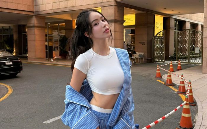 Thanh Thủy quyến rũ hết nấc khi diện mốt quần tụt xuống phố