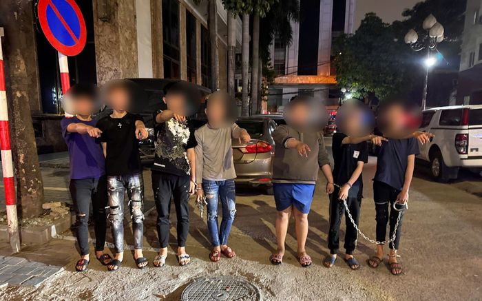 Công an Hà Nội bắt giữ nhóm đối tượng gây ra 'nỗi ám ảnh' cho thanh niên đang đi trên đường