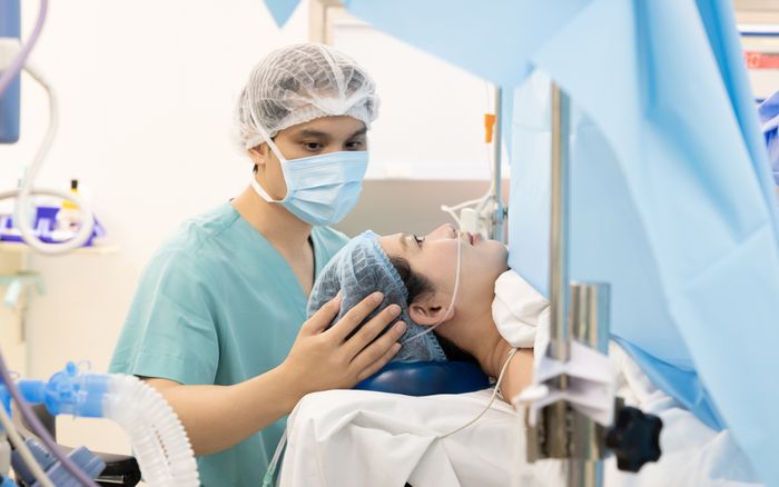 Á hậu Chế Nguyễn Quỳnh Châu đón con trai đầu lòng