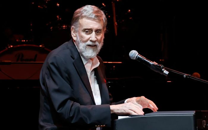 Huyền thoại nhạc đồng quê Ray Stevens bị ngã gãy cổ