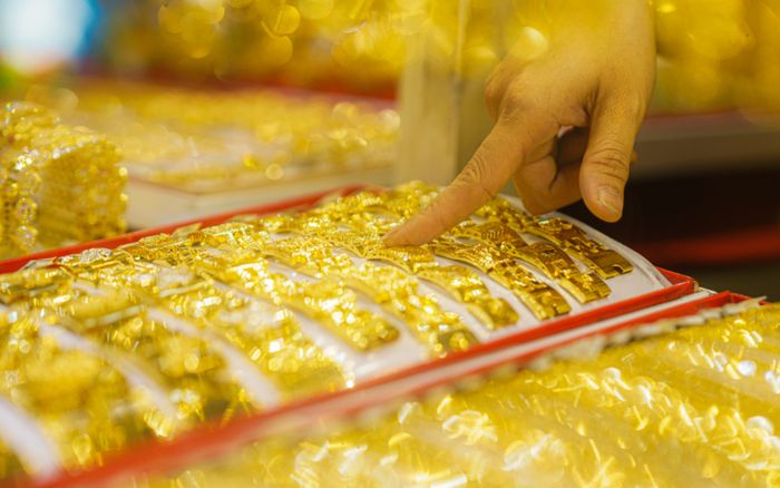 Tin tài chính hôm nay 8/4: Vàng 'phi mã', USD suy yếu