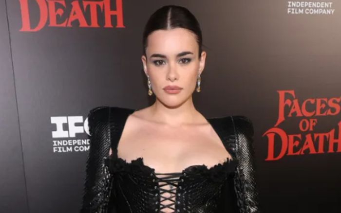 Barbie Ferreira 'lột xác' với giày cao gót nhuốm máu và váy da rắn cá tính