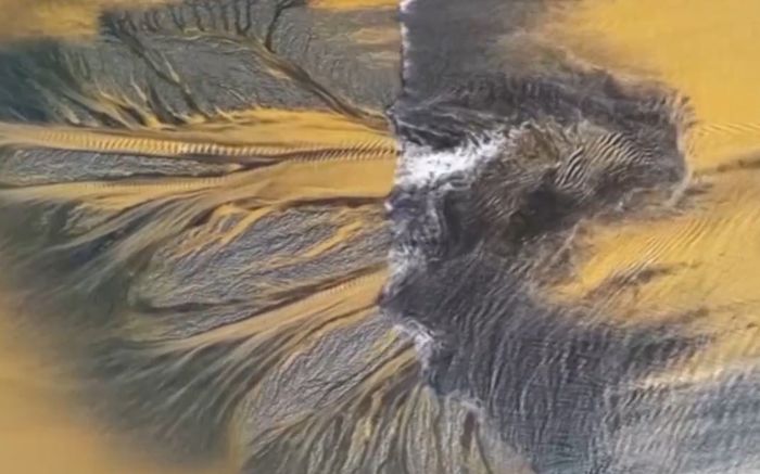 Mặt sông xảy ra hiện tượng hiếm gặp, dân mạng sửng sốt