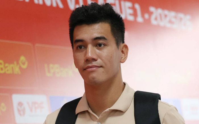 Ngả mũ trước đẳng cấp tiền đạo Tiến Linh