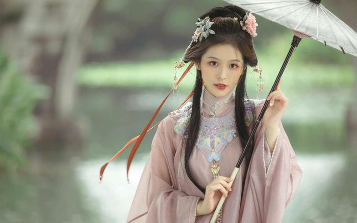 Nữ diễn viên Trung Quốc đăng tâm thư cầu cứu, hé lộ loạt góc khuất sau hậu trường