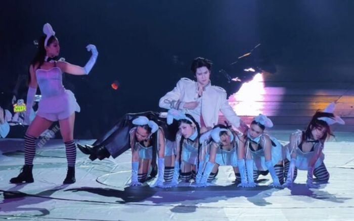 Nam ca sĩ Thái Lan gây tranh cãi với sân khấu có yếu tố kì thị phụ nữ