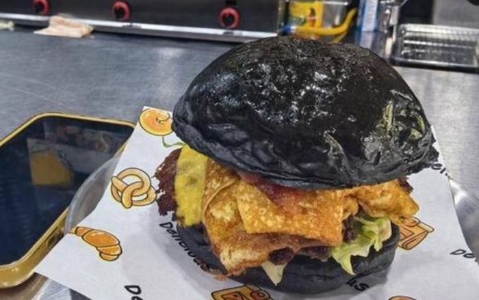 Người phụ nữ ăn 12 chiếc bánh hamburger, chủ quán liền gọi cảnh sát
