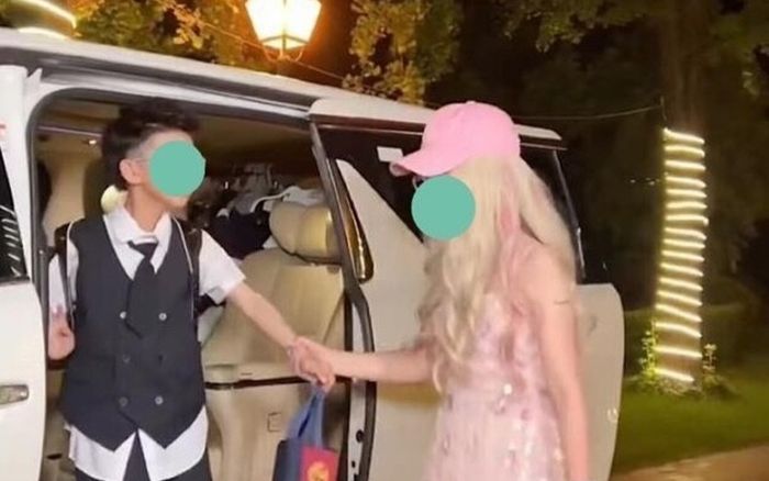 Thấy mẹ đến cổng trường đón, cậu bé 'thở dài' khi nhìn thấy trang phục của mẹ