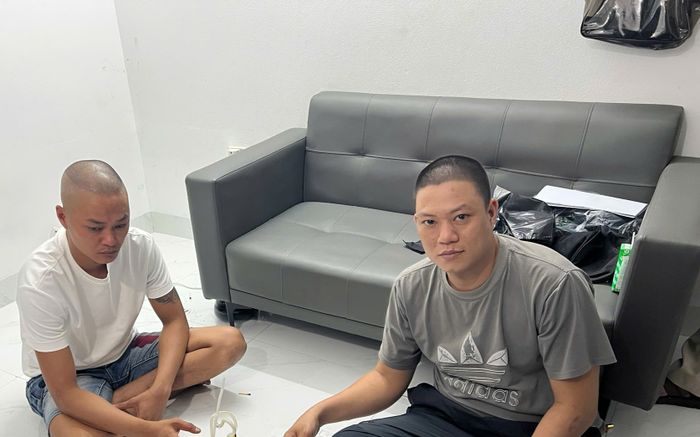 Trong căn phòng, Công an bắt quả tang hành vi đáng xấu hổ của 2 gã đàn ông