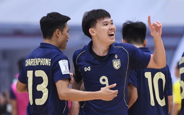 Việt Nam thua đậm Thái Lan, gặp Indonesia ở bán kết