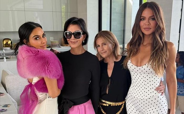 Người mẫu Kim Kardashian bị chỉ trích vì mặc chiếc váy 'lạc quẻ'