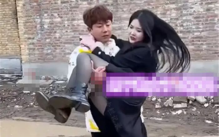 Bế cô gái lạ qua vũng bùn, chàng trai 'tá hỏa' trước yêu cầu của mẹ cô