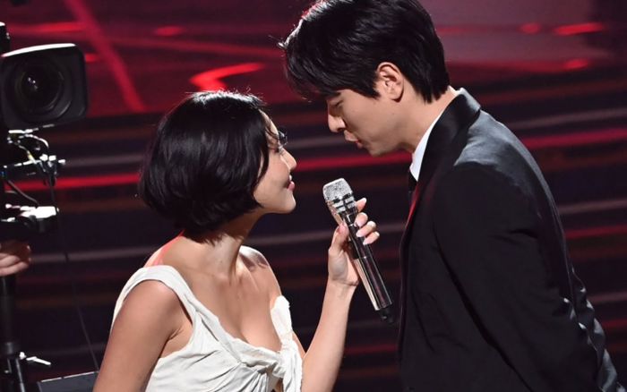 Hwasa tiết lộ về khoảnh khắc 'gây bão' toàn cầu với Park Jung Min