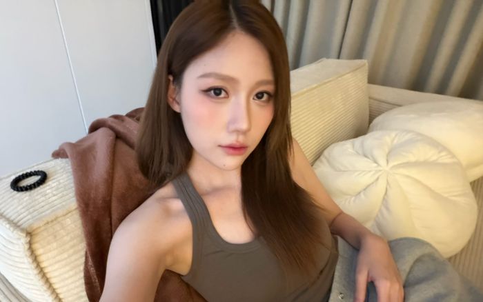 Em gái Trấn Thành khoe dáng nóng bỏng, công khai bày tỏ với một người