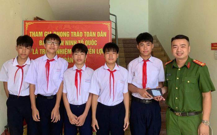 Hành động đẹp của 5 học sinh lớp 9 ở Đà Nẵng