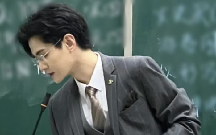 Thầy giáo xuất hiện như 'nam thần' ở mỗi buổi dạy, phụ huynh lại e ngại đến mức xin chuyển trường cho con