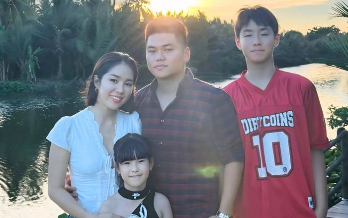 Khoảnh khắc bình yên của Lê Phương và chồng trong dịp lễ