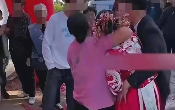 Hai người lạ xông vào đám cưới 'vòi tiền', cô dâu 'chết lặng' giữa ngày trọng đại