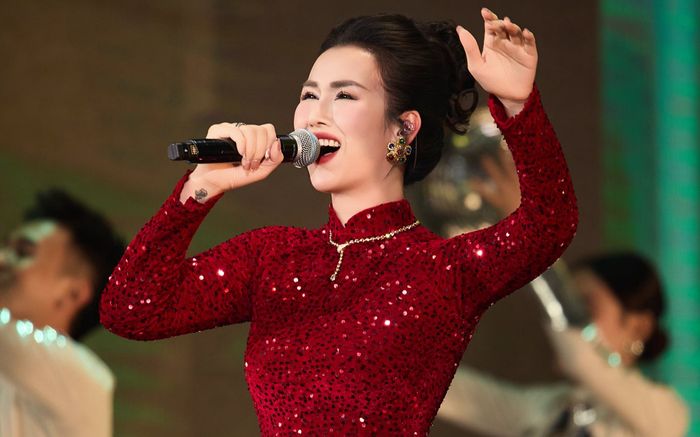 Võ Hạ Trâm gặp sự cố trước hàng ngàn khán giả
