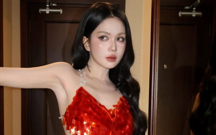 Ngọc Trinh diện áo yếm dây mỏng manh khoe thân hình quyến rũ