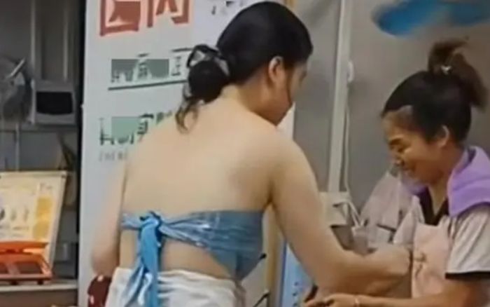 Cô gái đi mua phá lấu, mặc chiếc áo khiến cả khu chợ xôn xao