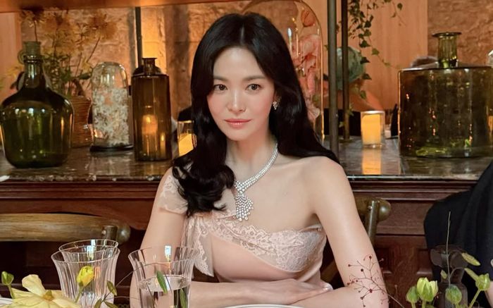 Song Hye Kyo chúc phúc tới hai người đặc biệt