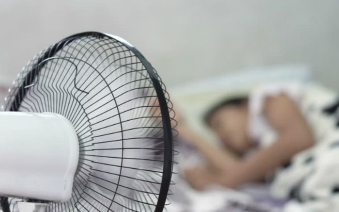 Ngủ bật quạt suốt đêm trong ngày nắng nóng có nguy hiểm?