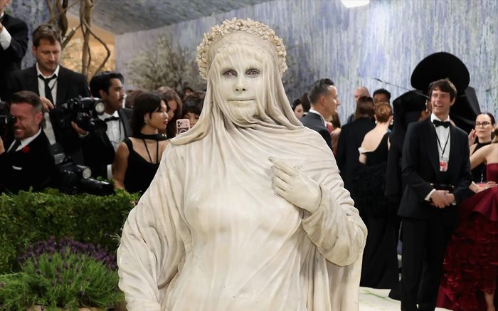 Siêu mẫu Heidi Klum tiết lộ điều lo lắng đằng sau trang phục gây sốt tại Met Gala 2026