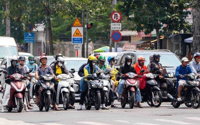 Nắng nóng gay gắt tiếp diễn ở Nam Bộ, có nơi vượt 38 độ C
