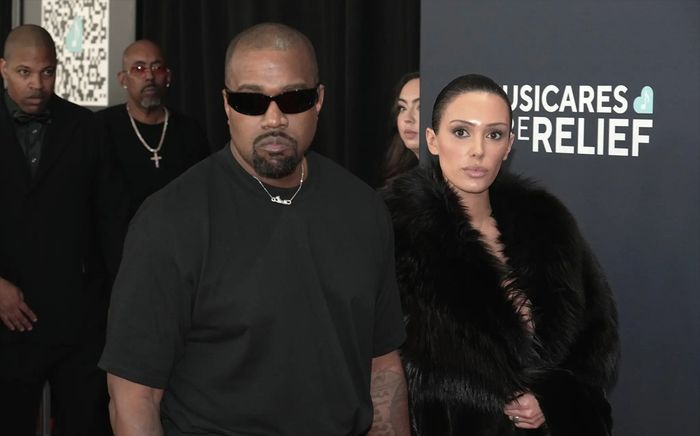 Vợ Kanye West gây tranh cãi với trang phục cắt xẻ táo bạo