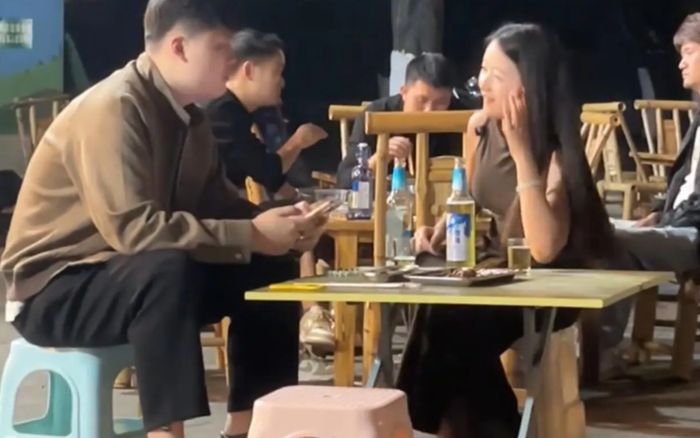 Tán tình chàng trai lạ giữa đường, cô gái nhận cái kết 'đau điếng'