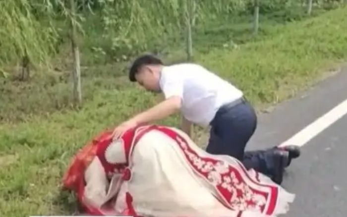 Cô dâu xuống xe quỳ lạy giữa đường, cả đoàn rước dâu bật khóc