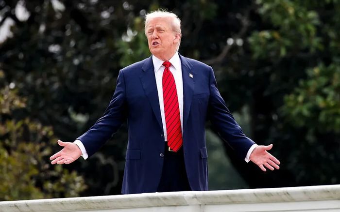 Donald Trump mở 'review 1 sao' cho Nhà Trắng, phu nhân Melania cản cũng không kịp