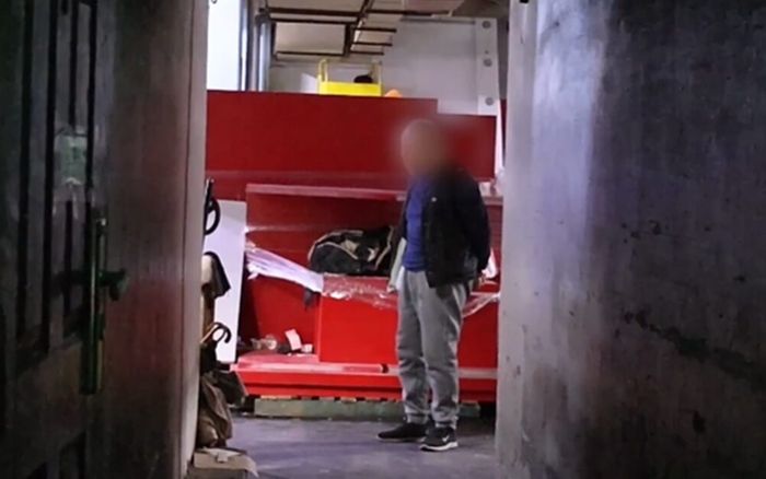 Ông cụ có nhà nhưng chọn sống ở vỉa hè suốt 10 năm, lý do khiến nhiều người bật khóc