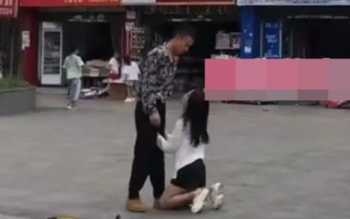 Cặp nam nữ có hành động gây xôn xao giữa đường, biết lý do ai cũng sốc