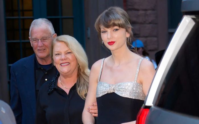 Taylor Swift xuất hiện đầy sang trọng trong tiệc tối cùng gia đình