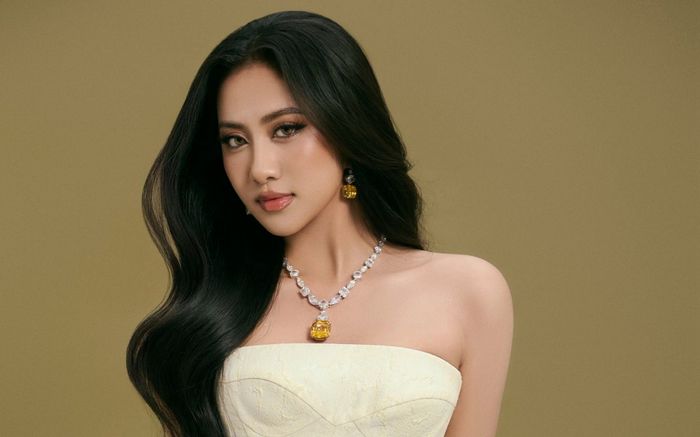 Hà Trúc Linh khoe body đồng hồ cát với váy cúp ngực gợi cảm