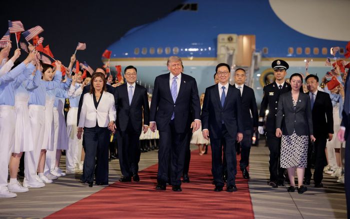Tổng thống Mỹ Donald Trump hạ cánh xuống sân bay Bắc Kinh