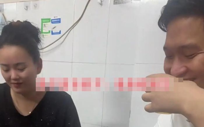 Thấy chồng buồn, người vợ gọi hai cô bạn thân đến khiến cộng đồng mạng tranh cãi
