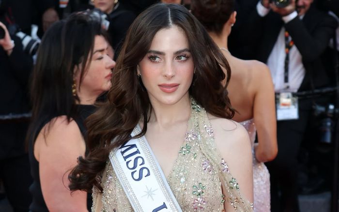 Đương kim Miss Universe xuất hiện khác biệt ở thảm đỏ Cannes 2026