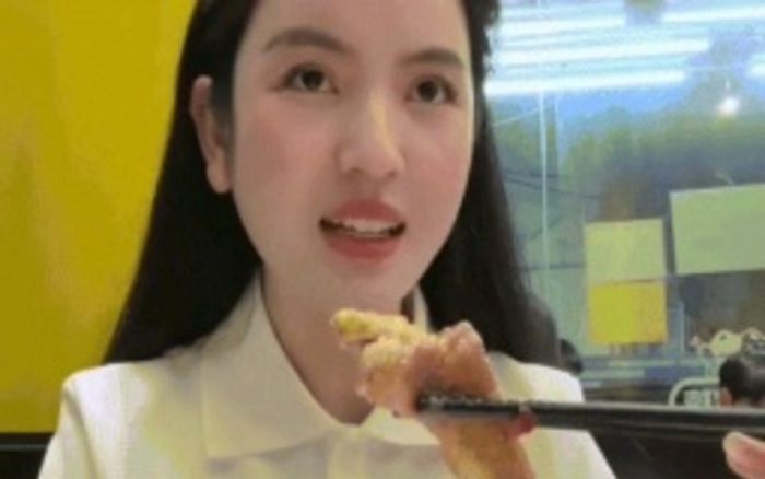 Lẩu gà sầu riêng là món ăn thế nào mà khiến bà xã Quang Hải - Chu Thanh Huyền quả quyết 'không ăn lại'