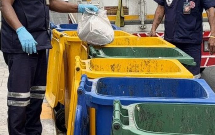 Đang dọn thùng rác thì thấy chiếc túi lạ, lao công kinh hoàng khi mở ra