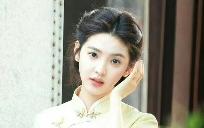 Chương Nhược Nam diện sườn xám vàng nhạt gây bão visual