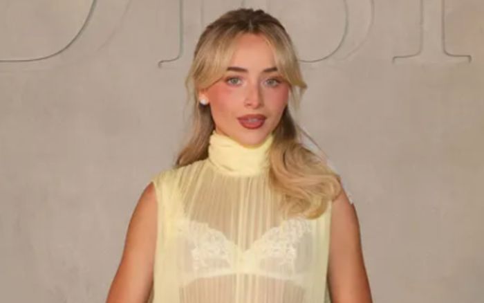 Sabrina Carpenter gây choáng với váy xuyên thấu phô diễn nội y