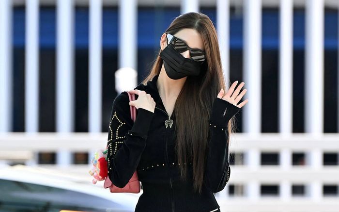 Khung hình sáng ngời ngợi của Jang Won Young (IVE) ở sân bay dù che kín