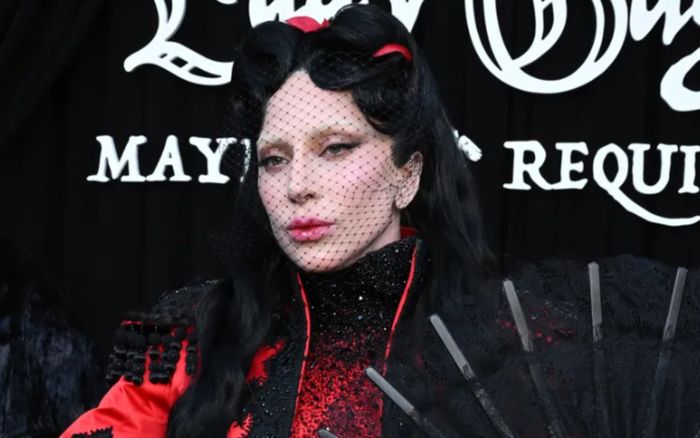 Lady Gaga tái xuất phong cách Gothic cùng váy cổ điển và tóc đen huyền bí
