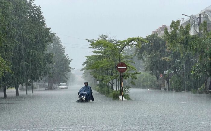 Bắc Bộ tiếp tục hứng mưa lớn, cảnh báo dông lốc và ngập úng diện rộng