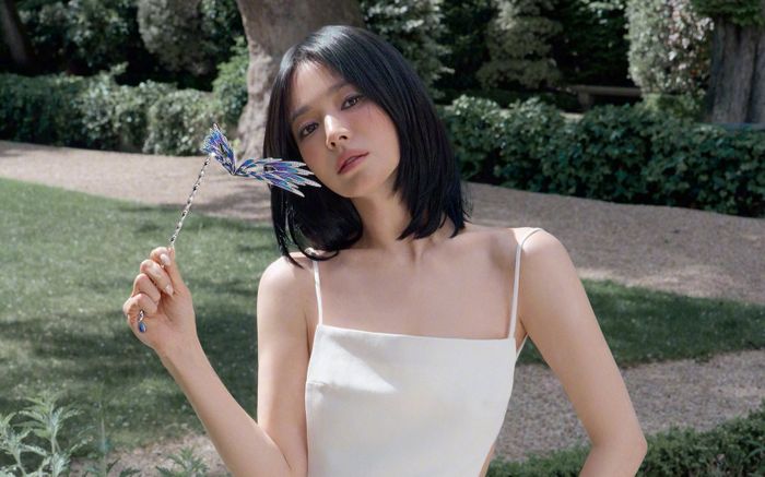 Song Hye Kyo diện váy hở lưng khoe nhan sắc gây sốt