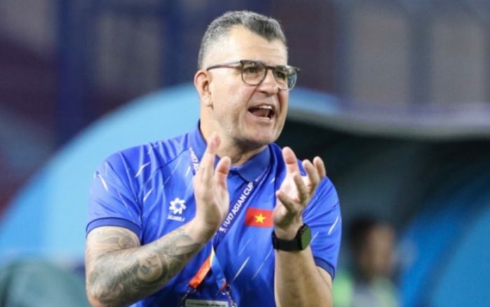 Khi HLV Cristiano Roland cần khiêm tốn