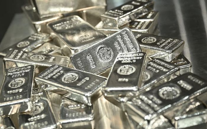 Ấn Độ hạn chế nhập khẩu bạc để giảm áp lực lên đồng rupee